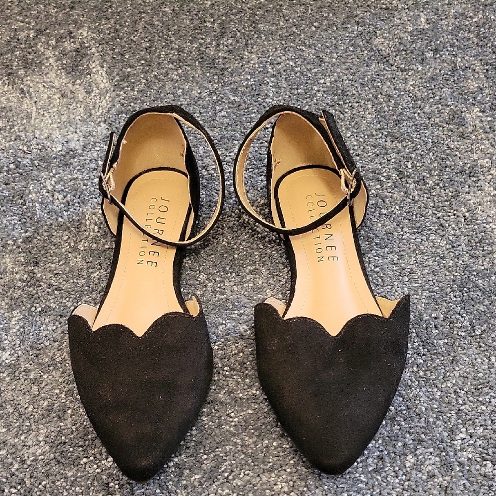 Journee Collection Black Scalloped Flats